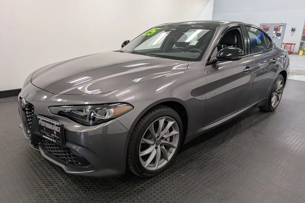 2025 Alfa Romeo Giulia Base photo 1