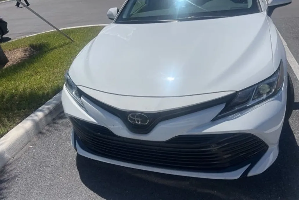 2020 Toyota Camry LE photo 1