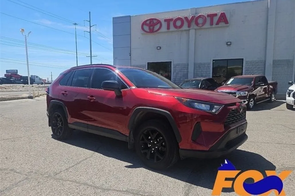 2021 Toyota RAV4 LE photo 1