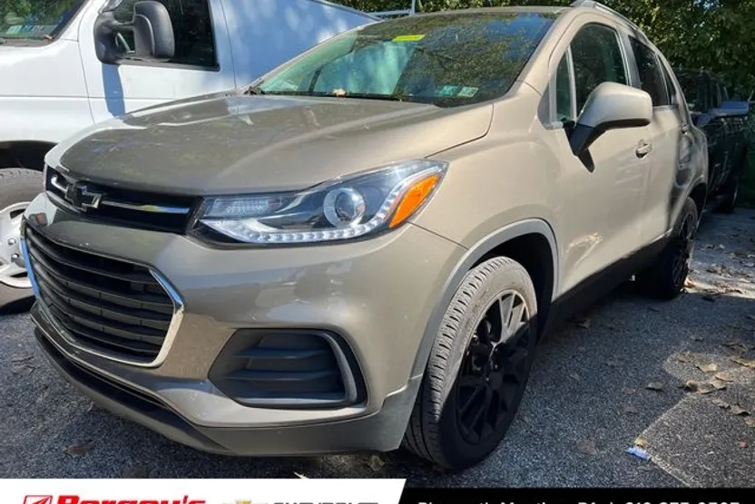 2022 Chevrolet Trax LT photo 1