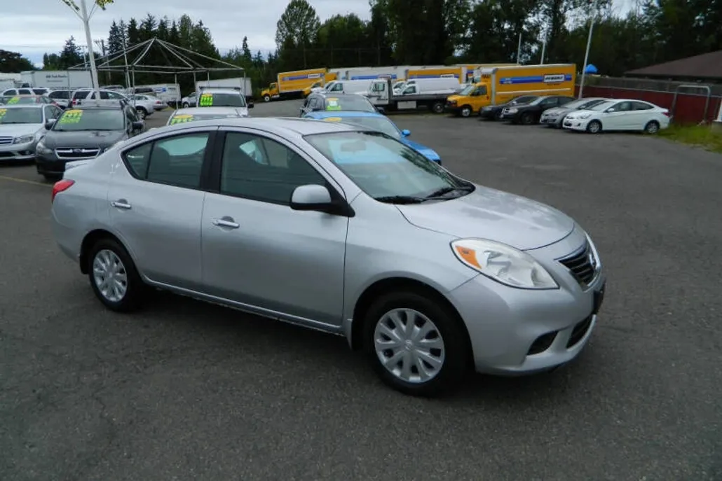 2013 Nissan Versa 1.6 SV photo 1