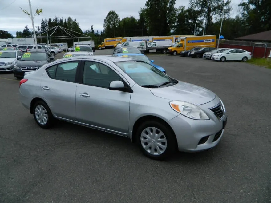 2013 Nissan Versa 1.6 SV photo 1
