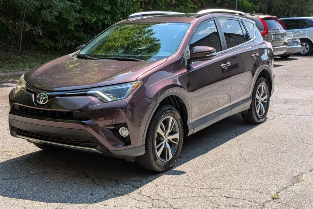 2016 Toyota RAV4 XLE photo 1