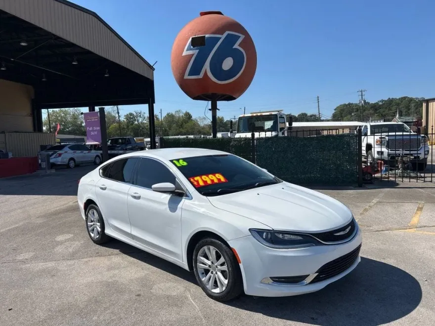 2016 Chrysler 200 Limited photo 1