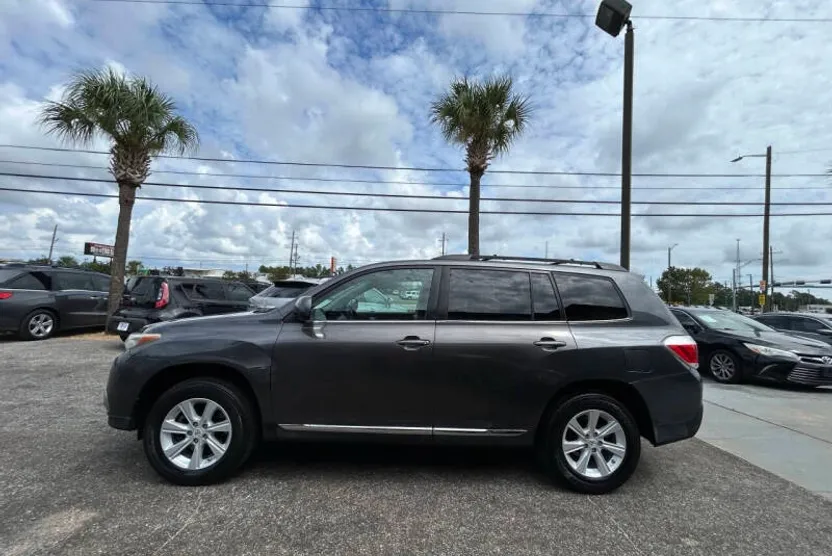 2012 Toyota Highlander Base photo 1