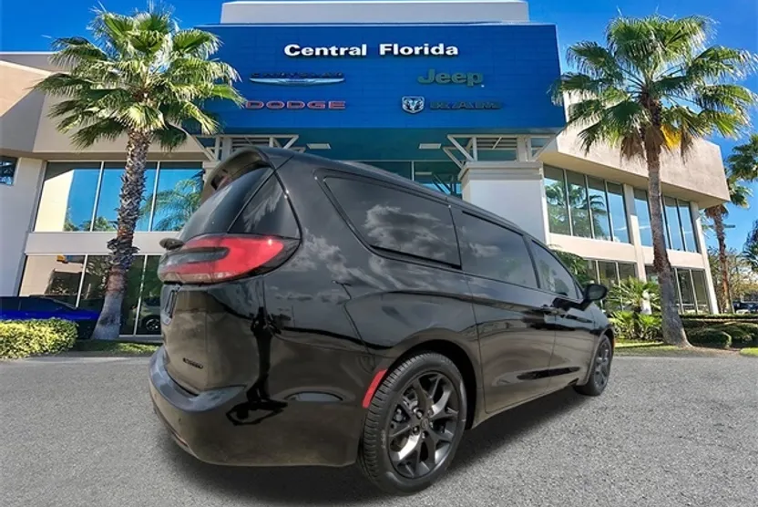 2026 Chrysler Pacifica Limited photo 1