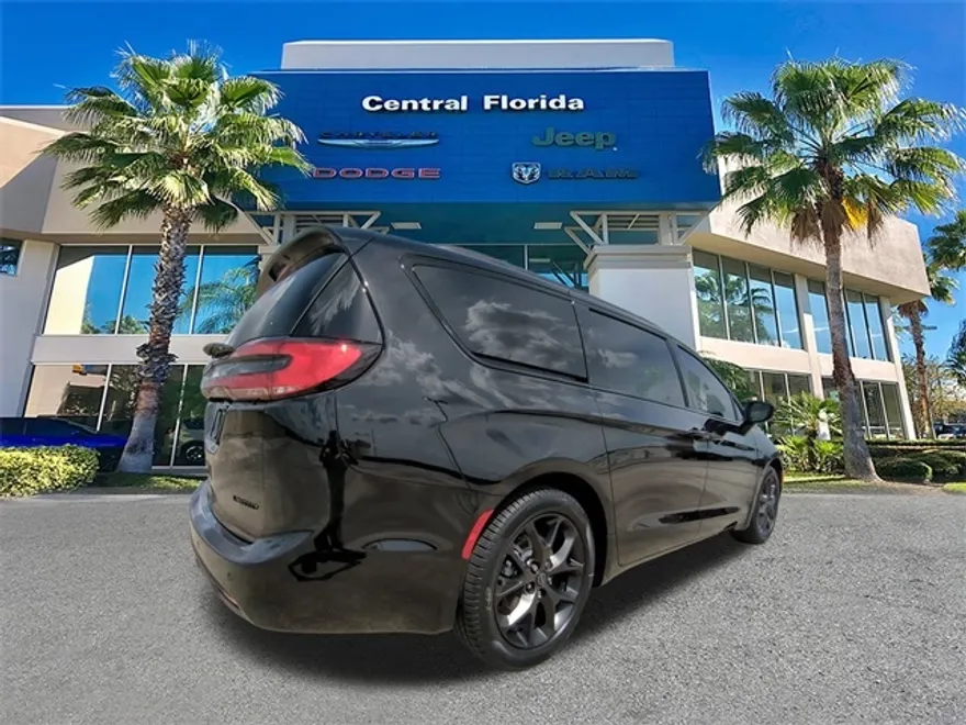 2026 Chrysler Pacifica Limited photo 1