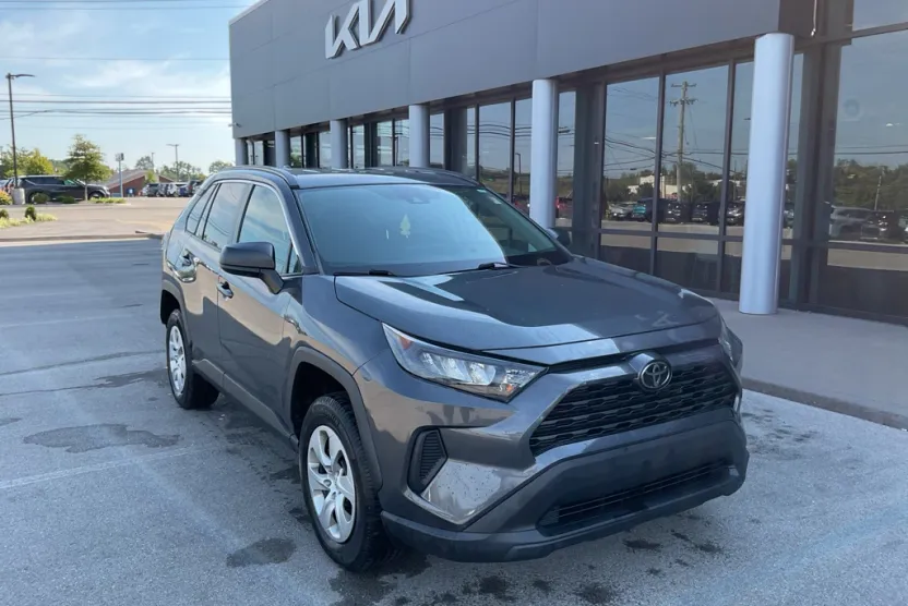 2019 Toyota RAV4 LE photo 1