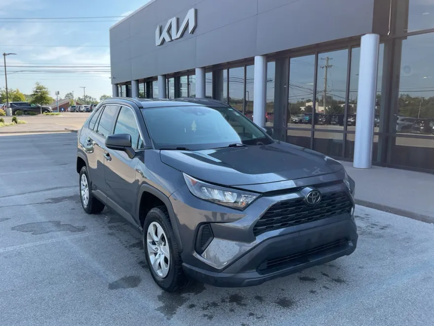 2019 Toyota RAV4 LE photo 1