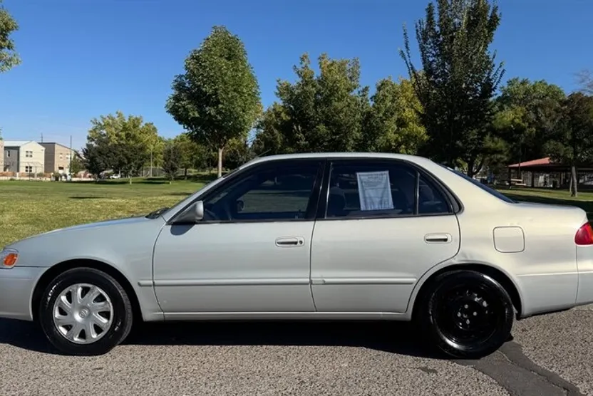 2001 Toyota Corolla LE photo 1