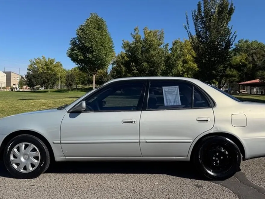 2001 Toyota Corolla LE photo 1