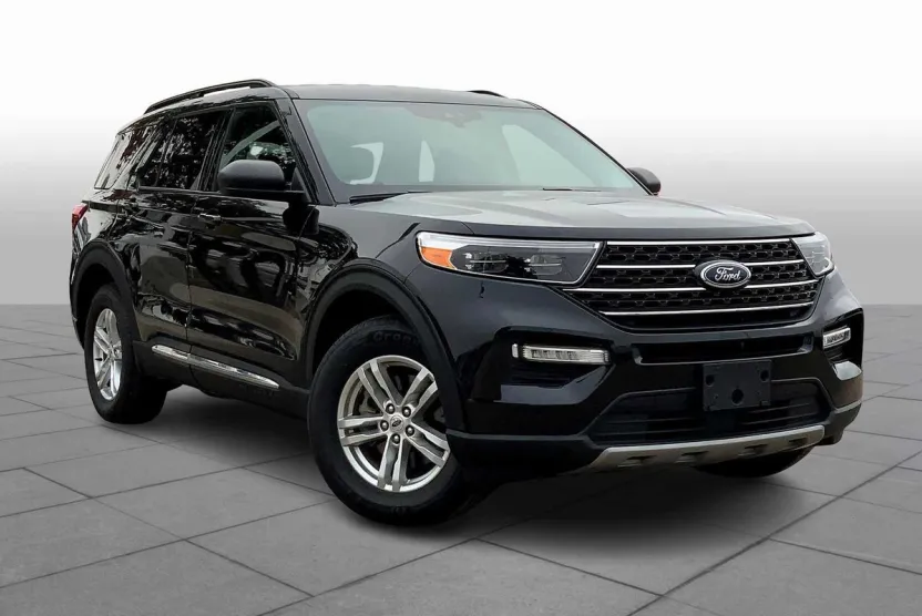 2023 Ford Explorer XLT photo 1