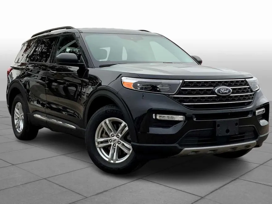 2023 Ford Explorer XLT photo 1