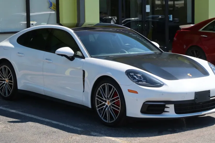 2018 Porsche Panamera Base 4 photo 1