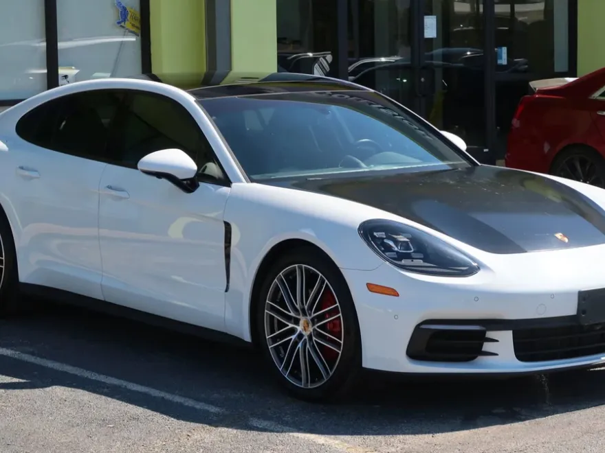2018 Porsche Panamera Base 4 photo 1