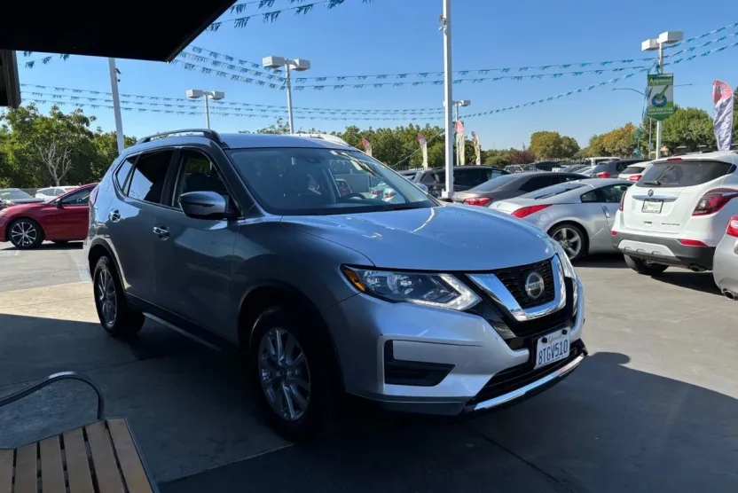 2019 Nissan Rogue SV photo 1