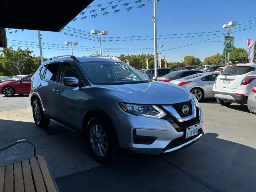 2019 Nissan Rogue SV photo 1