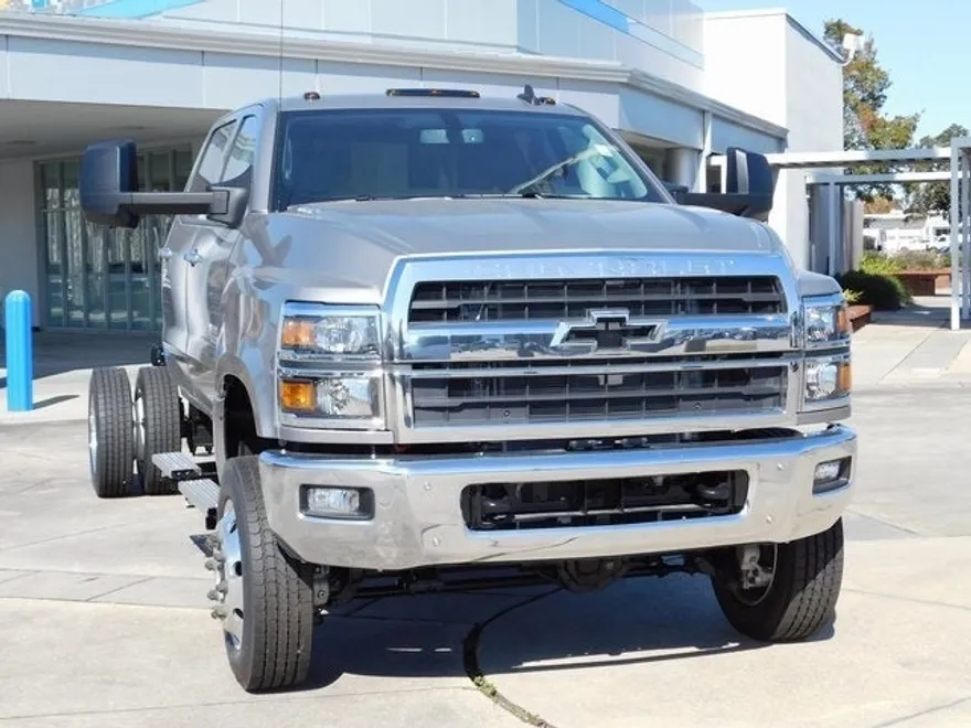2024 Chevrolet Silverado 4500HD LT photo 1