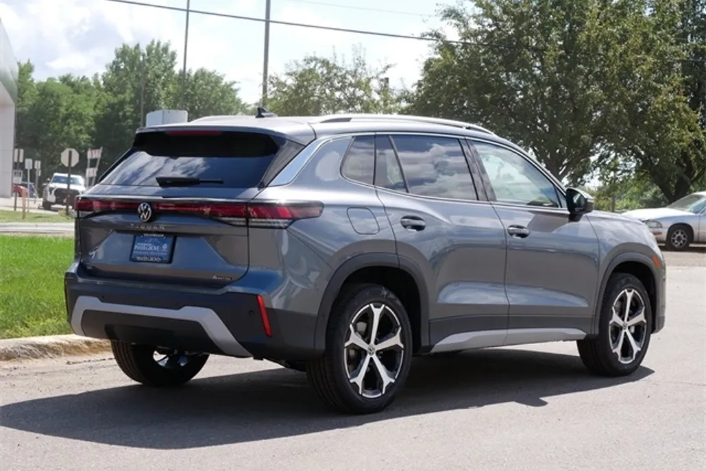2025 Volkswagen Tiguan SE photo 1