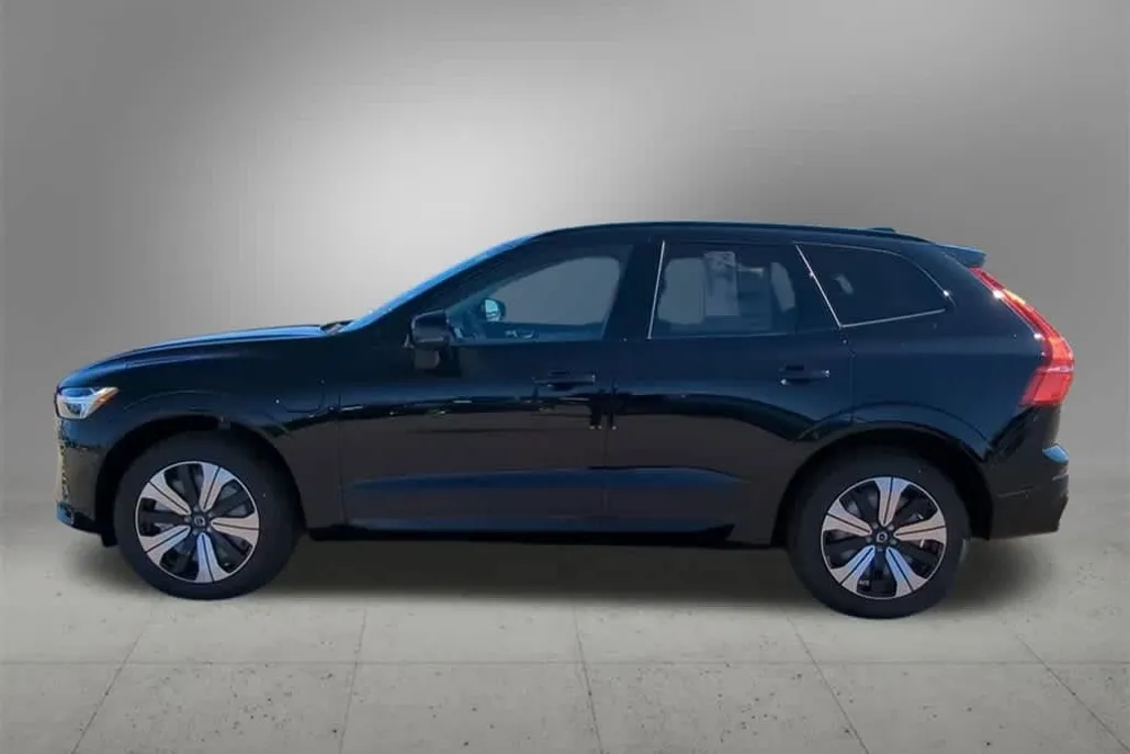 2025 Volvo XC60 Plus T8 photo 1