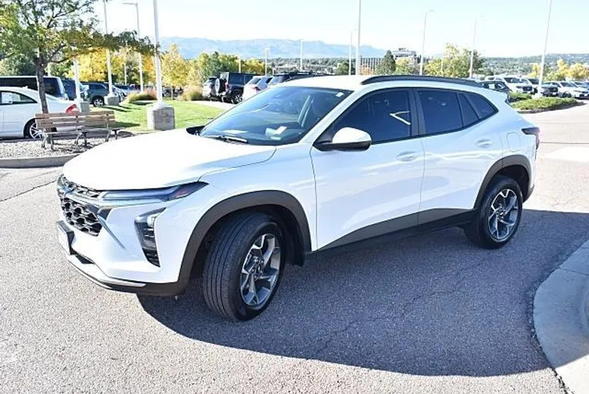2025 Chevrolet Trax LT photo 1