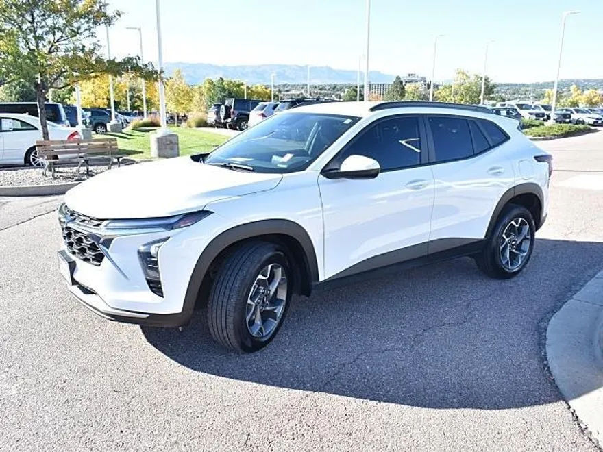 2025 Chevrolet Trax LT photo 1