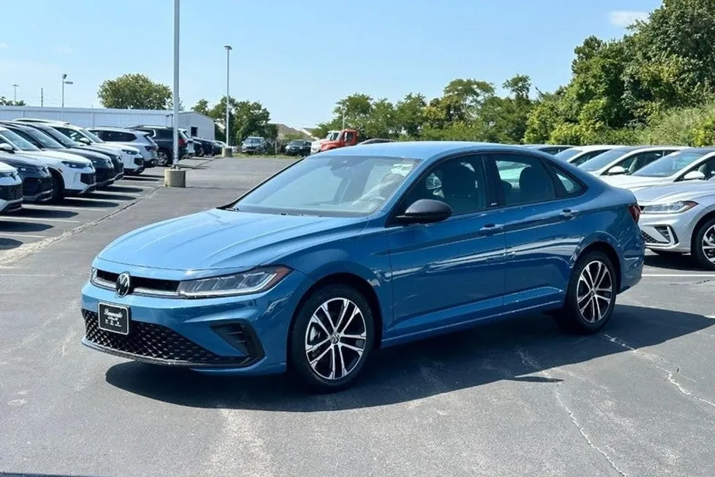 2025 Volkswagen Jetta Sport photo 1
