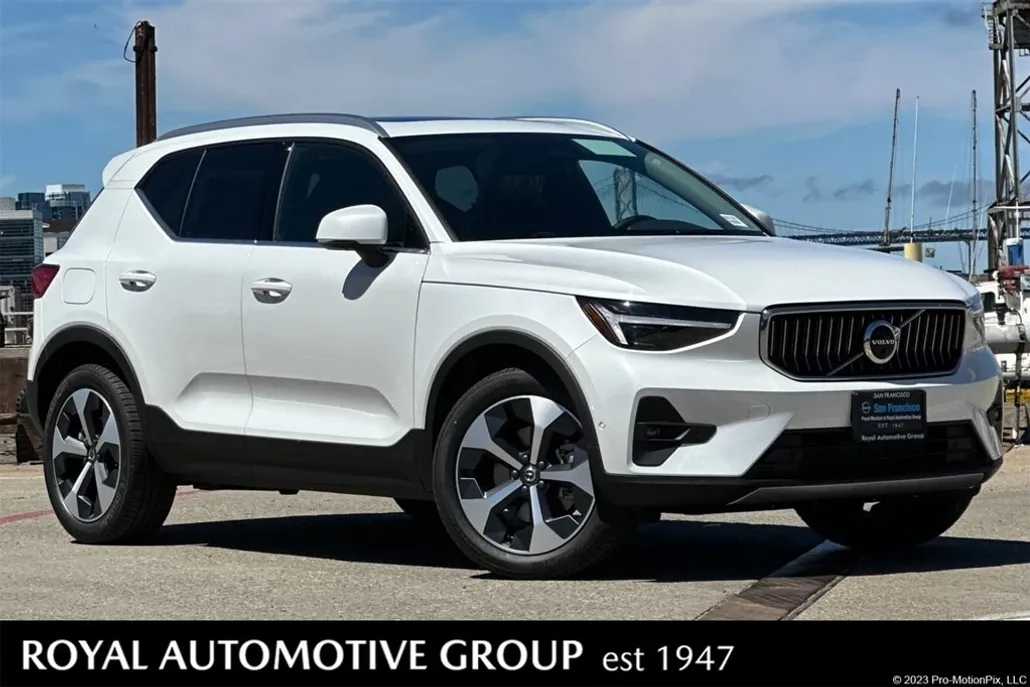 2025 Volvo XC40 Plus photo 1