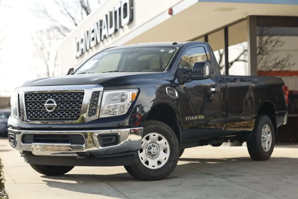 2017 Nissan Titan SV photo 1