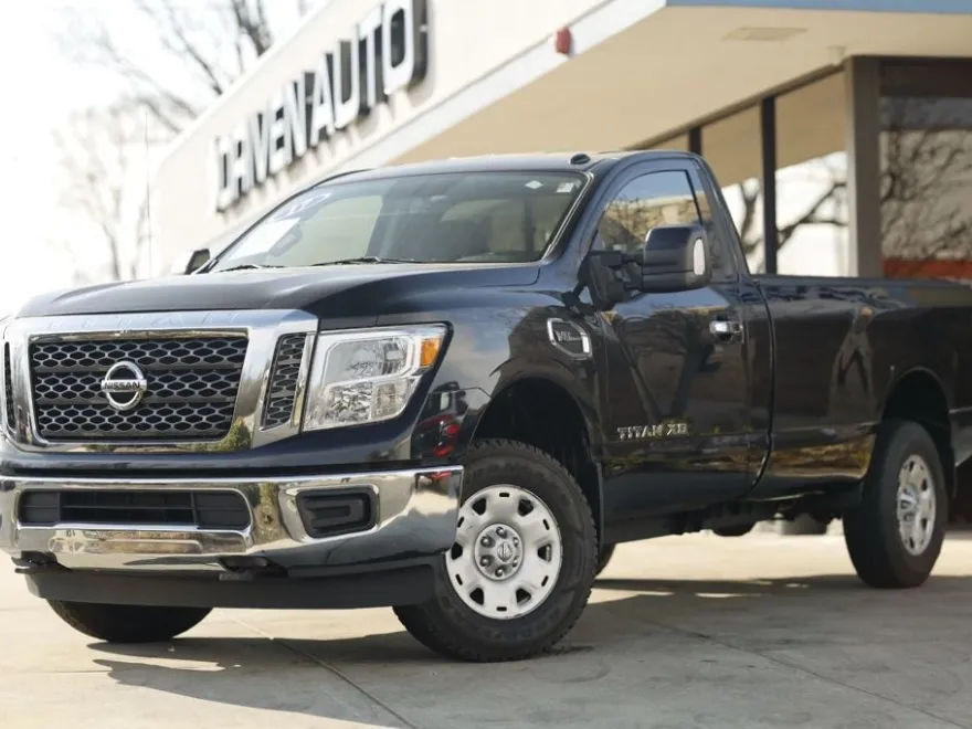 2017 Nissan Titan SV photo 1