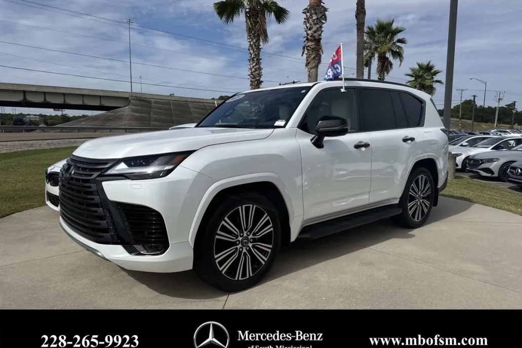 2023 Lexus LX 600 Luxury photo 1
