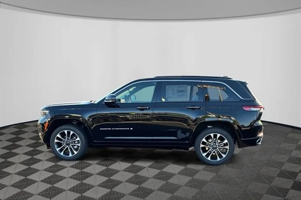 2025 Jeep Grand Cherokee Overland photo 1