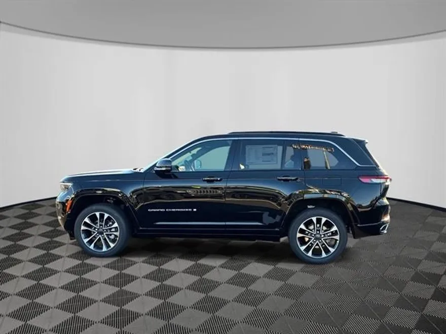 2025 Jeep Grand Cherokee Overland photo 1