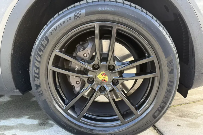 2019 Porsche Cayenne Base photo 1