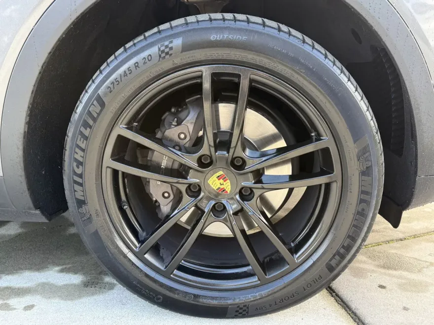 2019 Porsche Cayenne Base photo 1