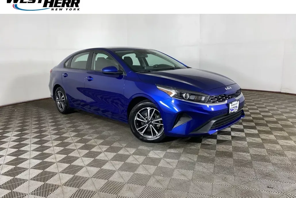 2023 Kia Forte LXS photo 1