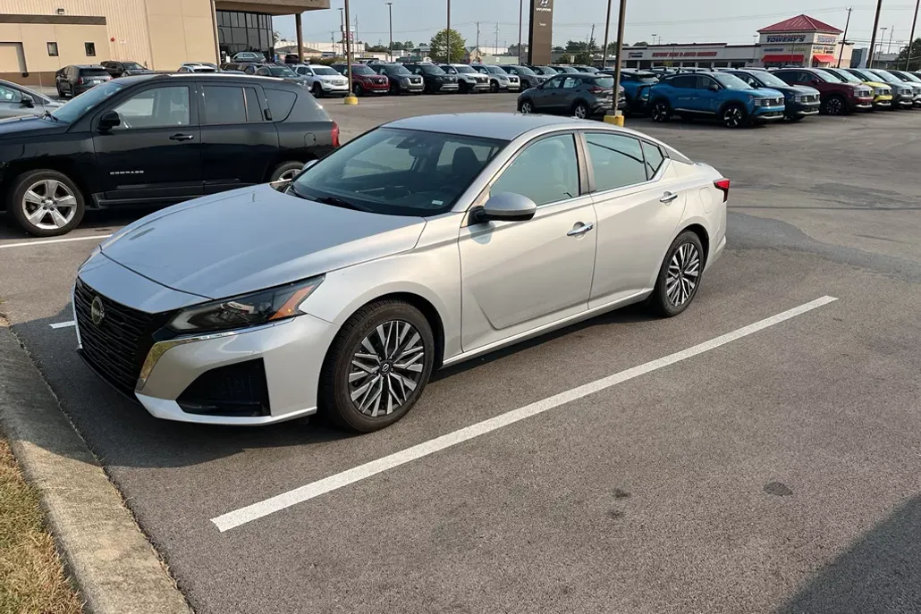 2023 Nissan Altima 2.5 SV photo 1