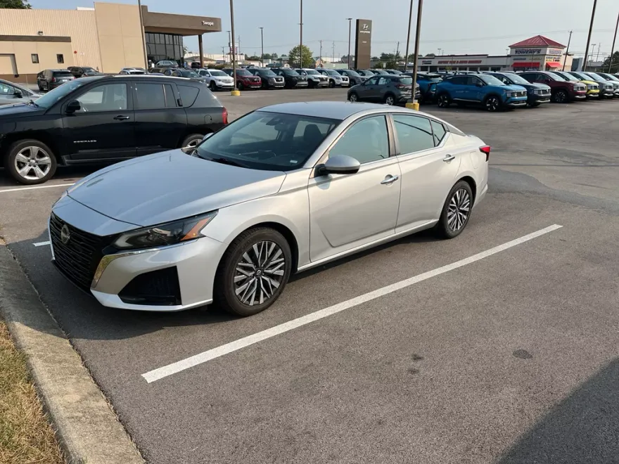 2023 Nissan Altima 2.5 SV photo 1