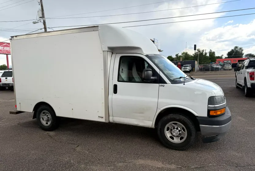 2019 Chevrolet Express Cutaway 3500 Van photo 1