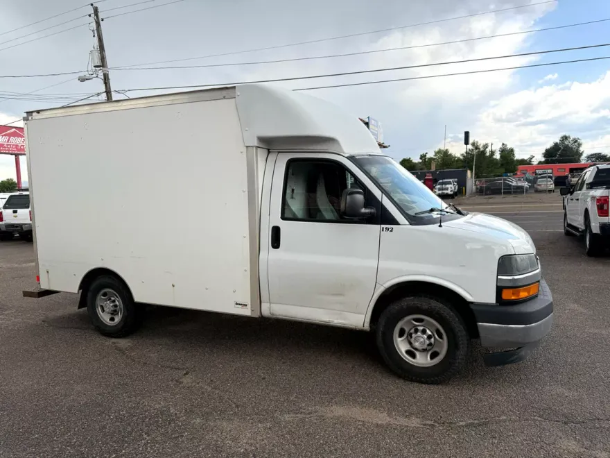 2019 Chevrolet Express Cutaway 3500 Van photo 1