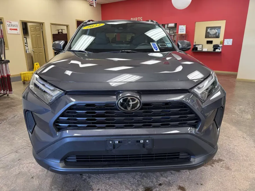 2022 Toyota RAV4 XLE photo 1