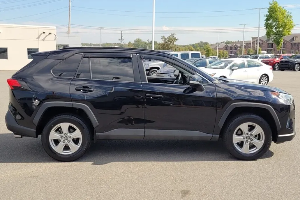 2019 Toyota RAV4 XLE photo 1