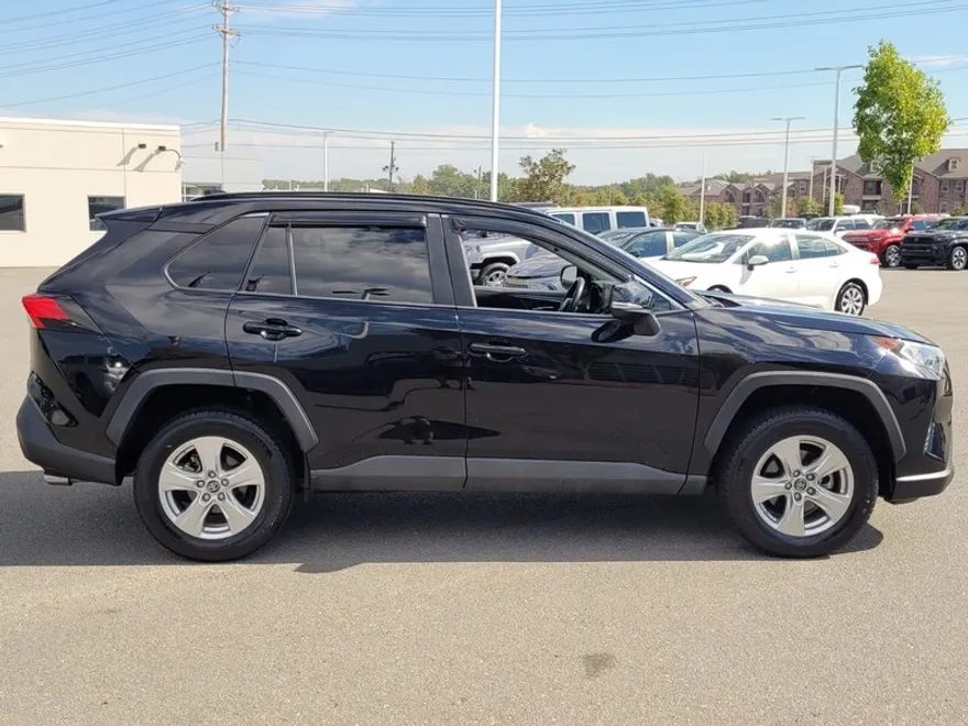 2019 Toyota RAV4 XLE photo 1