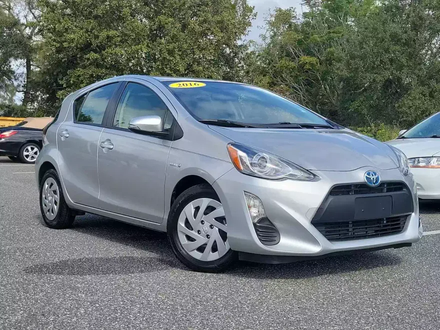 2016 Toyota Prius C One photo 1
