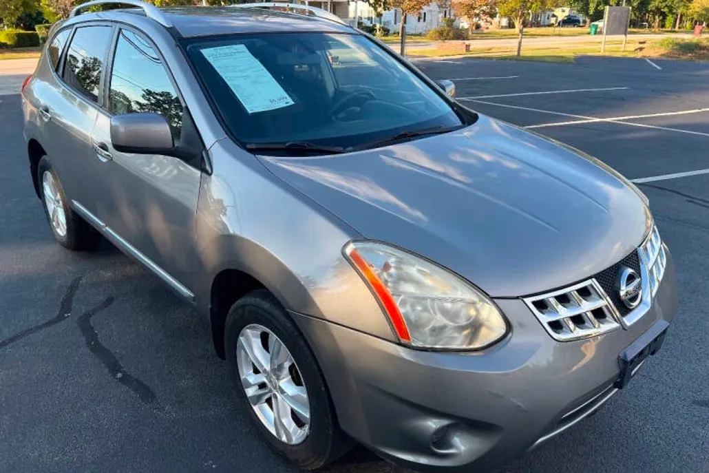 2013 Nissan Rogue SV photo 1