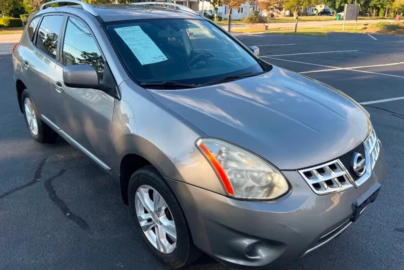 2013 Nissan Rogue SV photo 1