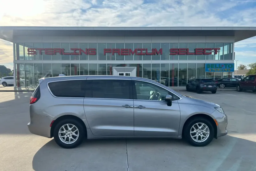 2017 Chrysler Pacifica Touring photo 1