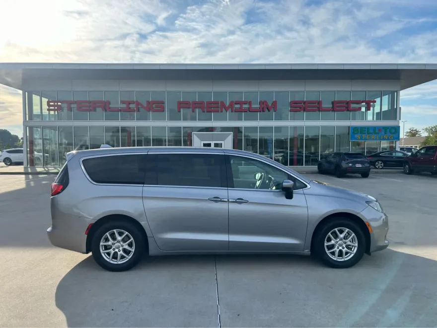 2017 Chrysler Pacifica Touring photo 1