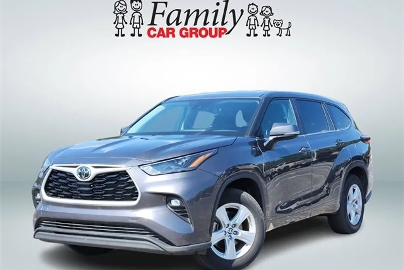 2024 Toyota Highlander LE photo 1
