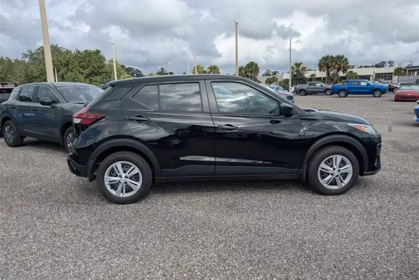 2025 Nissan Kicks Play S photo 1